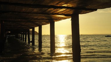 Günbatımında ahşap İskelesi