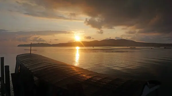 Sonnenaufgang über tropischer Insel — Stockfoto