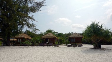 plaj kulübe koh rong samloem üzerinde