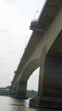 Tonle sap üzerinde köprü