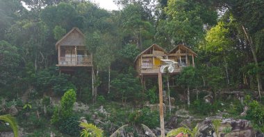 plaj kulübe koh rong samloem üzerinde
