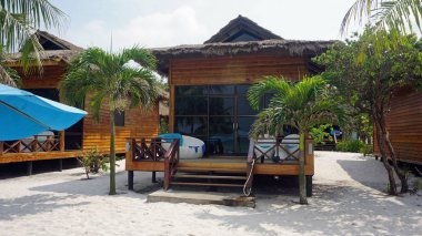 plaj kulübe koh rong samloem üzerinde