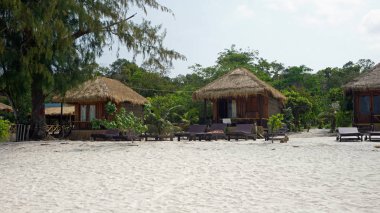 plaj kulübe koh rong samloem üzerinde