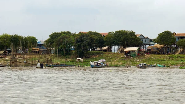 Aldeia de pescadores em tonle seiva — Fotografia de Stock