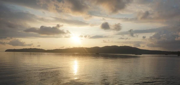 Sonnenaufgang über tropischer Insel — Stockfoto