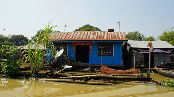 Плавающие деревни на тонл-соке — стоковое фото