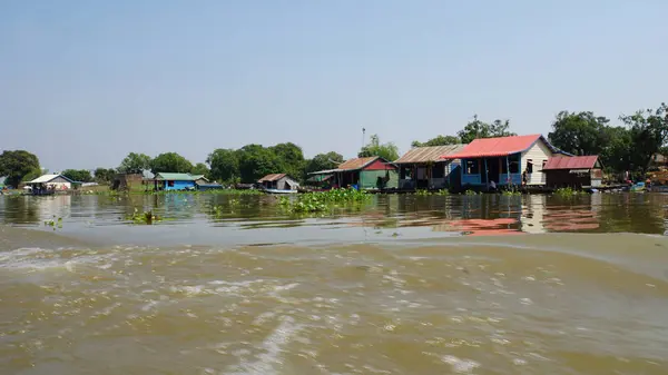 Aldeas flotantes en tonle savia —  Fotos de Stock