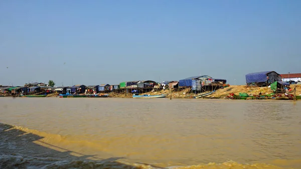 Aldeas flotantes en tonle savia —  Fotos de Stock