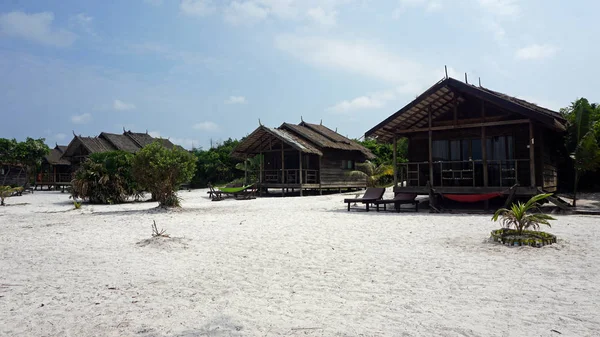 Пляжные хижины на самлуме Koh Rong — стоковое фото