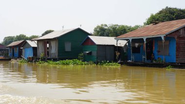 tonle sap üzerinde kayan köyleri