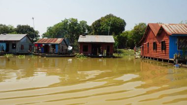 tonle sap üzerinde kayan köyleri