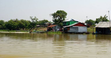 tonle sap üzerinde kayan köyleri