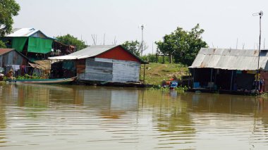 tonle sap üzerinde kayan köyleri