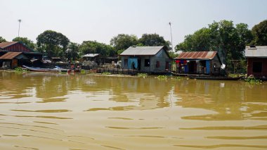 tonle sap üzerinde kayan köyleri