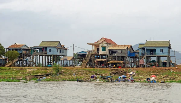 Pueblo de pescadores en tonle sap —  Fotos de Stock