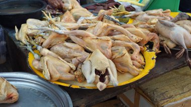 Yerel bir pazarda taze yiyecek