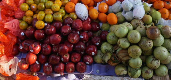 Frische Lebensmittel von einem lokalen Markt — Stockfoto