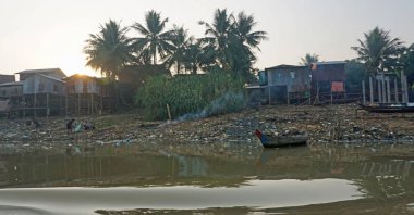 Siem Reap, Tonle Sap nehir, Kamboçya - Mart 2018: Zavallı Fishermans hayat tonle sap Nehri üzerinde