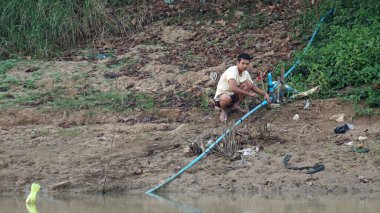 Siem Reap, Tonle Sap nehir, Kamboçya - Mart 2018: Zavallı Fishermans hayat tonle sap Nehri üzerinde