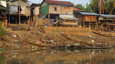 Siem Reap, Tonle Sap nehir, Kamboçya - Mart 2018: Zavallı Fishermans hayat tonle sap Nehri üzerinde