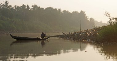Siem Reap, Tonle Sap nehir, Kamboçya - Mart 2018: Zavallı Fishermans hayat tonle sap Nehri üzerinde