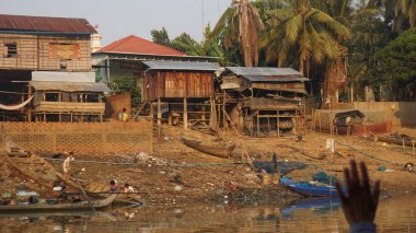 Siem Reap, Tonle Sap nehir, Kamboçya - Mart 2018: Zavallı Fishermans hayat tonle sap Nehri üzerinde