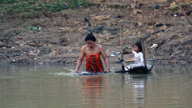 Siem Reap, Tonle Sap nehir, Kamboçya - Mart 2018: Zavallı Fishermans hayat tonle sap Nehri üzerinde