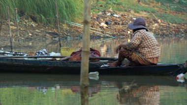 Siem Reap, Tonle Sap nehir, Kamboçya - Mart 2018: Zavallı Fishermans hayat tonle sap Nehri üzerinde