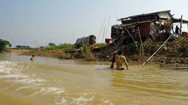 Siem Reap, Tonle Sap nehir, Kamboçya - Mart 2018: Zavallı Fishermans hayat tonle sap Nehri üzerinde