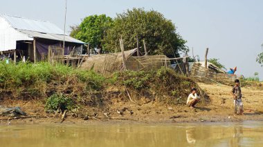 Siem Reap, Tonle Sap nehir, Kamboçya - Mart 2018: Zavallı Fishermans hayat tonle sap Nehri üzerinde