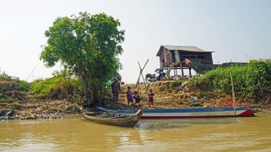 Siem Reap, Tonle Sap nehir, Kamboçya - Mart 2018: Zavallı Fishermans hayat tonle sap Nehri üzerinde