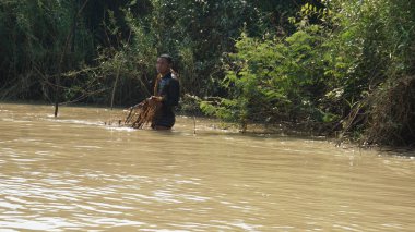 Siem Reap, Tonle Sap nehir, Kamboçya - Mart 2018: Zavallı Fishermans hayat tonle sap Nehri üzerinde
