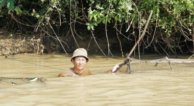 Siem Reap, Tonle Sap nehir, Kamboçya - Mart 2018: Zavallı Fishermans hayat tonle sap Nehri üzerinde