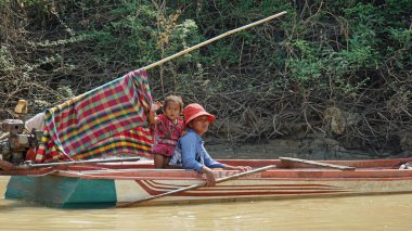 Siem Reap, Tonle Sap nehir, Kamboçya - Mart 2018: Zavallı Fishermans hayat tonle sap Nehri üzerinde