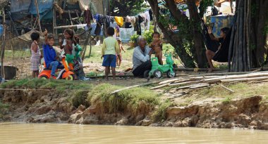 Siem Reap, Tonle Sap nehir, Kamboçya - Mart 2018: Zavallı Fishermans hayat tonle sap Nehri üzerinde