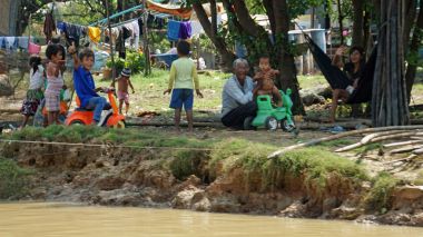 Siem Reap, Tonle Sap nehir, Kamboçya - Mart 2018: Zavallı Fishermans hayat tonle sap Nehri üzerinde