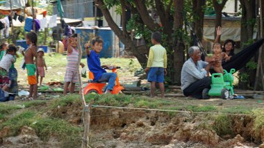 Siem Reap, Tonle Sap nehir, Kamboçya - Mart 2018: Zavallı Fishermans hayat tonle sap Nehri üzerinde