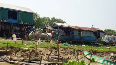 Siem Reap, Tonle Sap nehir, Kamboçya - Mart 2018: Zavallı Fishermans hayat tonle sap Nehri üzerinde