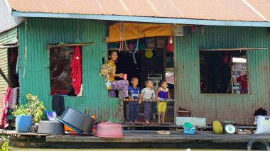 Siem Reap, Tonle Sap nehir, Kamboçya - Mart 2018: Zavallı Fishermans hayat tonle sap Nehri üzerinde
