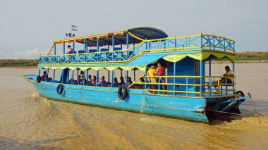 Siem Reap, Tonle Sap nehir, Kamboçya - Mart 2018: Zavallı Fishermans hayat tonle sap Nehri üzerinde