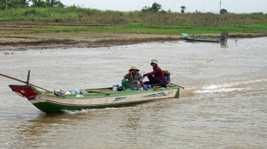 Siem Reap, Tonle Sap nehir, Kamboçya - Mart 2018: Zavallı Fishermans hayat tonle sap Nehri üzerinde