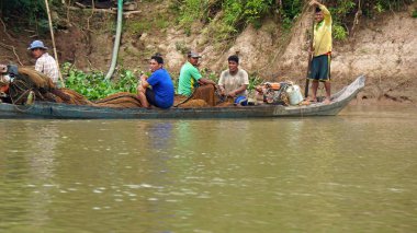 Siem Reap, Tonle Sap nehir, Kamboçya - Mart 2018: Zavallı Fishermans hayat tonle sap Nehri üzerinde
