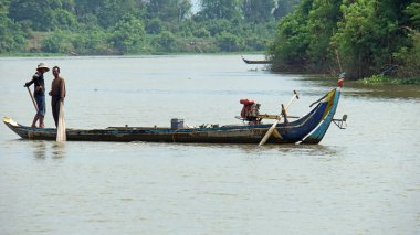 Siem Reap, Tonle Sap nehir, Kamboçya - Mart 2018: Zavallı Fishermans hayat tonle sap Nehri üzerinde
