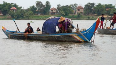 Siem Reap, Tonle Sap nehir, Kamboçya - Mart 2018: Zavallı Fishermans hayat tonle sap Nehri üzerinde