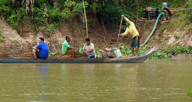 Siem Reap, Tonle Sap nehir, Kamboçya - Mart 2018: Zavallı Fishermans hayat tonle sap Nehri üzerinde