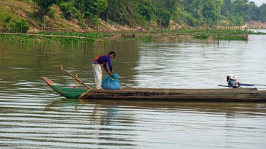Siem Reap, Tonle Sap nehir, Kamboçya - Mart 2018: Zavallı Fishermans hayat tonle sap Nehri üzerinde