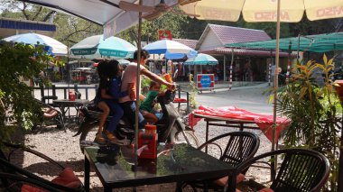 Sihanoukville, Kamboçya - Mart 2018: Kamboçyalı insanları geleneksel hayatlarının