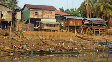 Siem Reap, Tonle Sap nehir, Kamboçya - Mart 2018: Zavallı Fishermans hayat tonle sap Nehri üzerinde