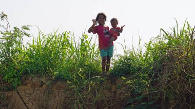 Siem Reap, Tonle Sap nehir, Kamboçya - Mart 2018: Zavallı Fishermans hayat tonle sap Nehri üzerinde