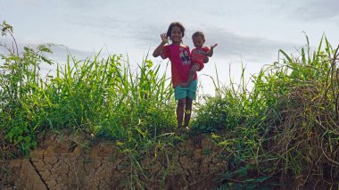 Siem Reap, Tonle Sap nehir, Kamboçya - Mart 2018: Zavallı Fishermans hayat tonle sap Nehri üzerinde